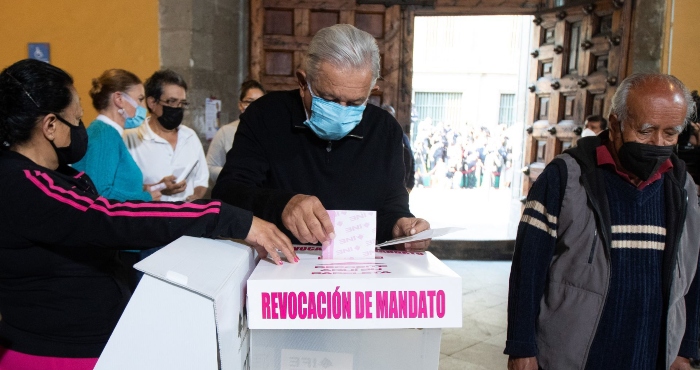 El Presidente Andrés Manuel López Obrador vota durante la Revocación de Mandato.