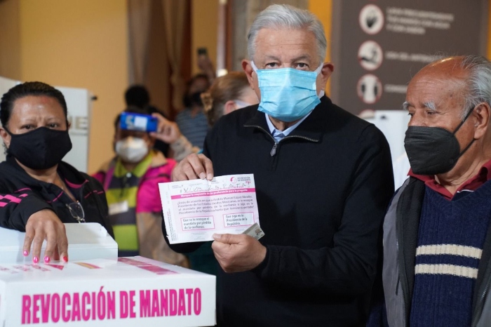 El Presidente Andrés Manuel López Obrador fue a votar la mañana de este domingo en la consulta de Revocación de Mandato.