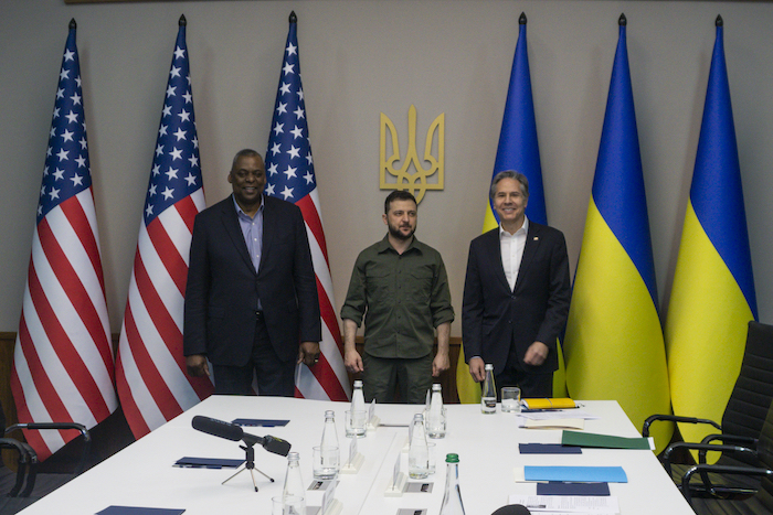 En Esta Imagen Proporcionada Por El Departamento De Defensa De Estados Unidos El Secretario De Defensa Lloyd Austin Y El Secretario De Estado De Estados Unidos Antony Blinken a La Derecha En Una Reunión Con El Presidente De Ucrania Volodímir Zelenski El Domingo De Abril De En Kiev Ucrania