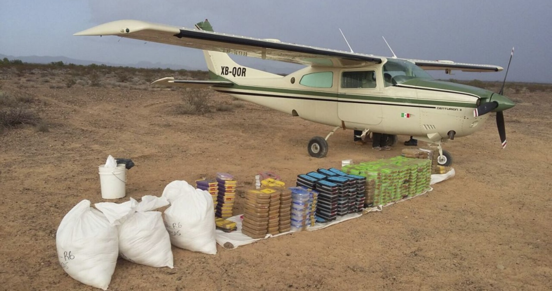 Avioneta asegurada en Baja California con aproximadamente 331 kilogramos de una sustancia con las características propias de la droga sintética conocida como cristal; una remesa de 38 kilos 800 gramos de un polvo blanco al parecer clorhidrato de cocaína; además de 25 kilos 600 gramos al parecer de heroína, y casi tres kilos y medio de goma de opio.