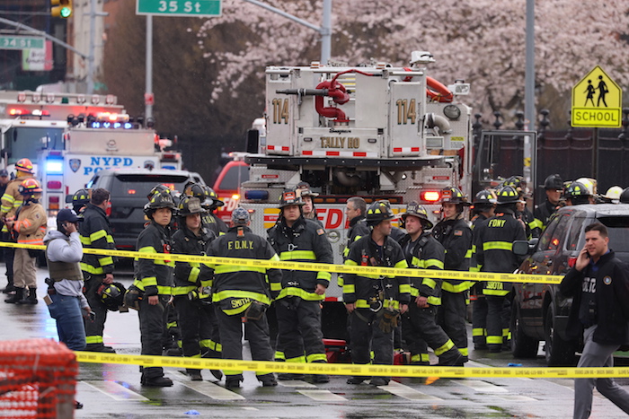 Funcionarios Del Departamento De Policía Y Bomberos De La Ciudad De Nueva York En La Escena De Un Tiroteo Múltiple Reportado En Una Estación Del Metro Este De Abril De