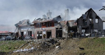 Los bomberos apagan un incendio después de un ataque aéreo en una tienda de neumáticos en Leópolis, Ucrania, el lunes 18 de abril de 2022.