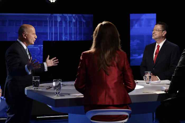 El candidato José María Figueres (i), del Partido Liberación Nacional, habla durante un debate presidencial con Rodrigo Chaves, del Partido Progreso Social Democrático, en San José (Costa Rica).