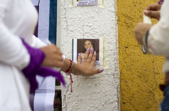 Mujeres de diversas colectivas se reunieron en las afueras del Motel Nueva Castilla, ubicado sobre la carretera a Laredo, para realizar un homenaje a Debanhi Escobar, joven hallada sin vida en una de sus cisternas.