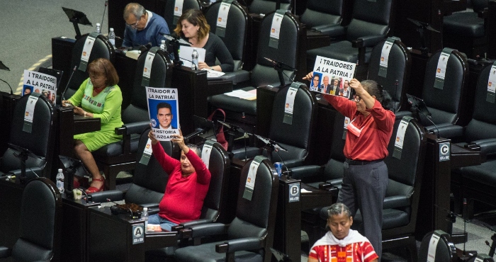 Legisladoras del Grupo Parlamentario del Partido del Trabajo muestran durante la sesión ordinaria de la Cámara de Diputados cartulinas en contra de los coordinadores de oposición que votaron en contra de la Reforma Eléctrica.