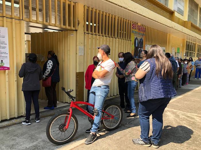 Gente formada en una casilla especial de la Alcaldía Iztacalco, ubicada en la Ciudad de México.