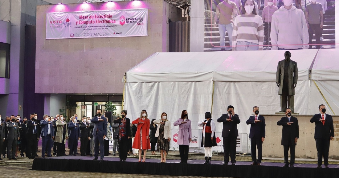 La mañana de este domingo se llevó a cabo la ceremonia cívica en la explanada del Instituto Nacional Electoral (INE) para arrancar jornada electoral de la Revocación de Mandato 2022.