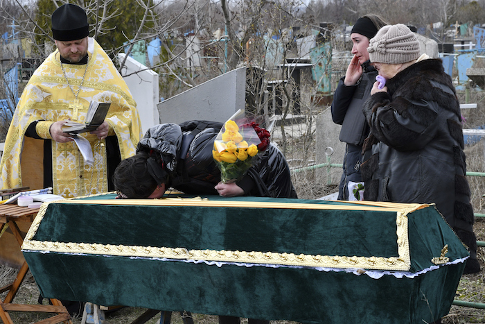 Familiares y amigos junto al féretro del soldado ucraniano Anatoly German durante una ceremonia fúnebre en Kramatorsk, Ucrania, el martes 5 de abril de 2022. Anatoly German murió durante los combates entre las fuerzas rusas y ucranianas cerca de la ciudad de Severodonetsk. Deja a su esposa, su hija Adelina, de 9 años, y su hijo Kirill, de 3.