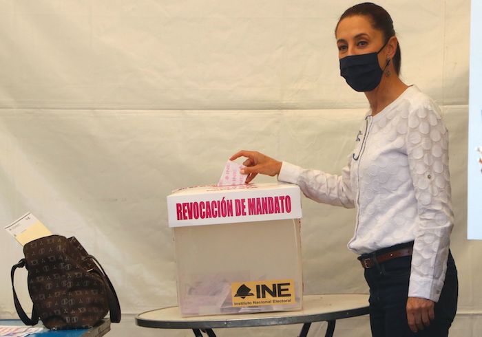 Claudia Sheinbaum, Jefa de Gobierno de la Ciudad de México, durante la emisión de su voto en el proceso de Revocación de Mandato.