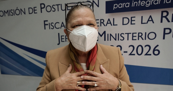 La Procuradora General de Guatemala, Consuelo Porras, quien busca la reelección, habla con la prensa después de una entrevista con una comisión electoral en la Ciudad de Guatemala, el miércoles 6 de abril de 2022.