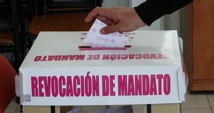 Capitalinos acudieron a emitir su voto en casillas electorales de la Alcaldía Iztapalapa para la consulta de la Revocación de Mandato de Andrés Manuel López Obrador, Presidente Constitucional de los Estados Unidos Mexicanos.