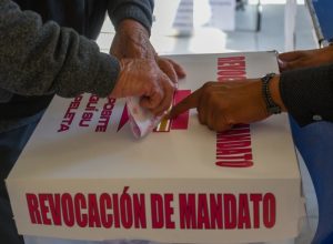 Ciudadanos acudieron a las casillas a participar en la consulta ciudadana de Revocación de Mandato.