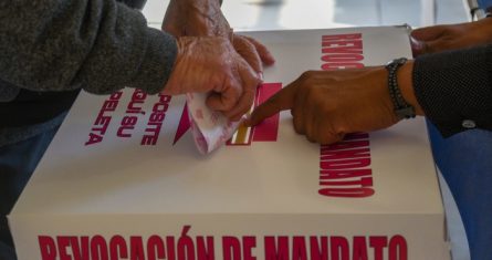 Ciudadanos acudieron a las casillas a participar en la consulta ciudadana de Revocación de Mandato.