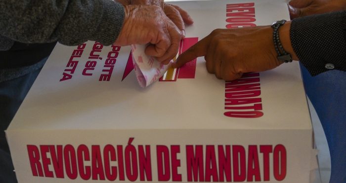 Ciudadanos acudieron a las casillas a participar en la consulta ciudadana de Revocación de Mandato.