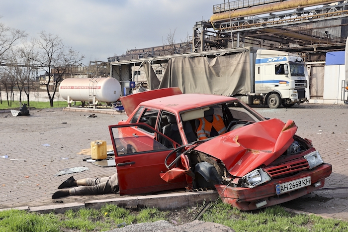 El Cuerpo De Un Civil Se Ve Junto a Un Auto Dañado Cerca De La Planta Metalúrgica Ilich De Acero Y Hierro La Segunda Instalación Metalúrgica Más Grande De Ucrania En Una Zona Contolad Por Fuerzas Separatistas Con Apoyo Ruso En Mariúpol Ucrania El Sábado De Abril De