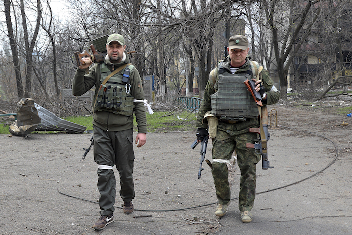 Efectivos De Un Grupo Paramilitar De La República Popular De Donetsk Cargan Armas Que Capturaron En Una Zona Controlada Por Las Fuerzas Separatistas Apoyadas Por Rusia En Mariúpol Ucrania El Viernes De Abril De