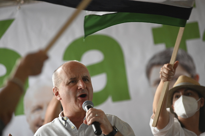 El candidato presidencial del Partido Liberación Nacional, José María Figueres, asiste a un mitin de cierre de campaña en San José, Costa Rica, el domingo 27 de marzo de 2022.