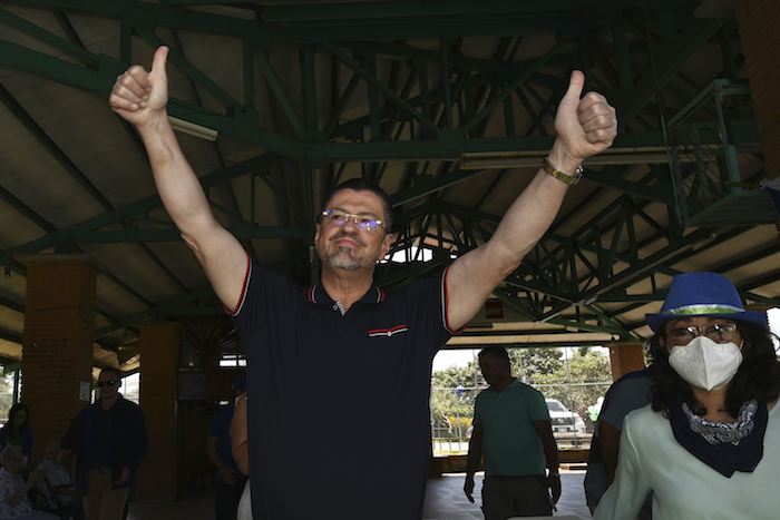 El candidato presidencial Rodrigo Chaves, del partido Progreso Social Democrático, muestra dos pulgares hacia arriba en un mitin de clausura de campaña en Alajuela, Costa Rica, el sábado 26 de marzo de 2022.