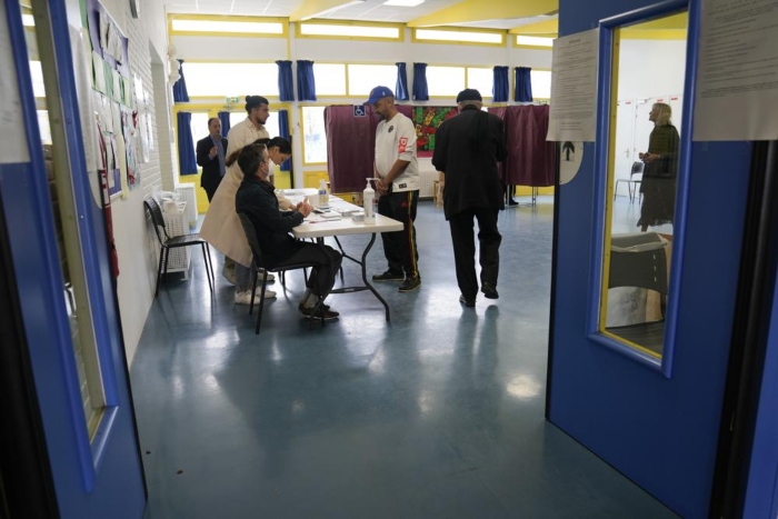 Los Votantes Emitieron Sus Votos En Un Colegio Electoral En París Francia El Domingo De Abril De