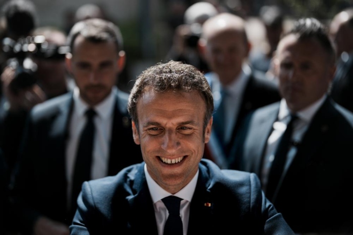 Emmanuel Macron Saluda a Los Simpatizantes Después De Emitir Su Voto En Le Touquet Norte De Francia El Domingo De Abril De