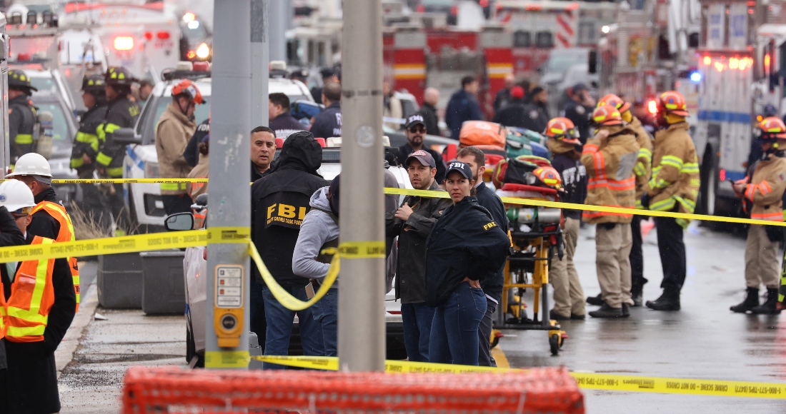 Funcionarios del Departamento de Policía y Bomberos de la ciudad de Nueva York en la escena de un tiroteo múltiple reportado en una estación del Metro, este 12 de abril de 2022.