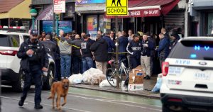 La escena tras el tiroteo en una estación del metro en Brooklyn en la Ciudad de Nueva York, el 12 de abril de 2022.