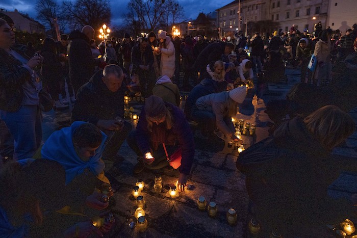 La gente enciende velas formando el mapa de Ucrania, en memoria de los fallecidos, frente al monumento a Taras Shevchenko, en Leópolis, en el occidente de Ucrania, el martes 5 de abril de 2022.