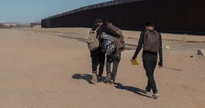 Un grupo de migrantes cerca de Algodones, Baja California, México, el 2 de diciembre del 2021.