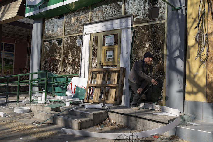 Un hombre sale de una farmacia dañada tras un bombardeo en el que murieron varios civiles, el martes 5 de abril de 2022, en Mykolaiv, Ucrania.