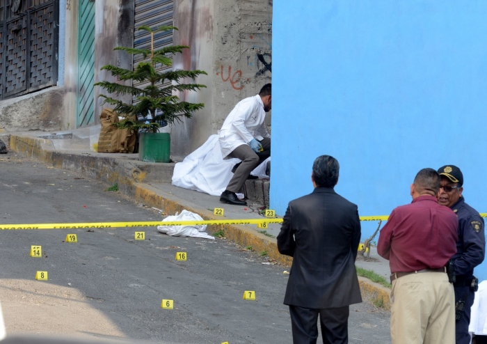 Autoridades se encuentran en el lugar donde hombres fueron asesinados a balazos en la colonia Benito Juárez, Alcaldía Gustavo A. Madero.