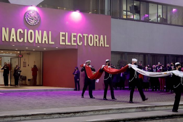 Honores a la Bandera en las oficinas centrales del Instituto Nacional Electoral (INE) con motivo de la realización de la consulta de Revocación de Mandato.