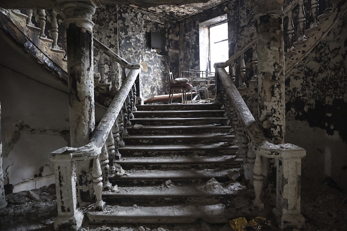 En la imagen, vista del interior del teatro dañado durante los combates en Mariúpol, en territorio controlado por el Gobierno de la República Popular de Donetsk, en el este de Ucrania, el 4 de abril de 2022.