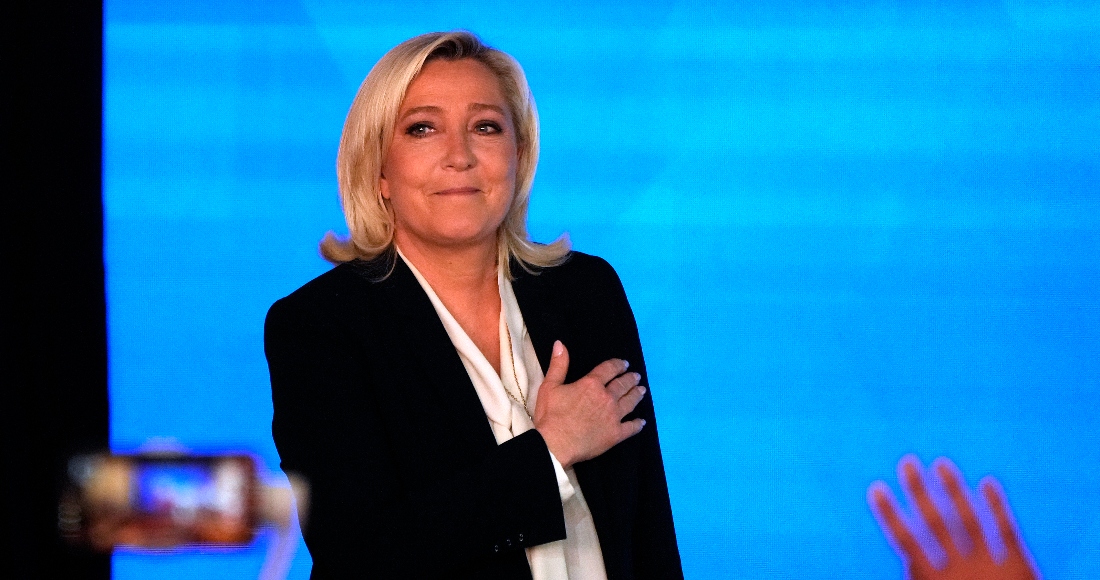 La candidata de extrema derecha Marine Le Pen se pone la mano sobre el pecho frente a sus simpatizantes tras el anuncio de las primeras proyecciones de la segunda vuelta electoral francesa, el domingo 24 de abril de 2022, en París.