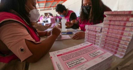 Las papeletas que serán utilizadas para la consulta de Revocación de Mandato el próximo 10 de abril llegaron Toluca resguardadas por la Guardia Nacional. Foto: Crisanta Espinosa, Cuartoscuro