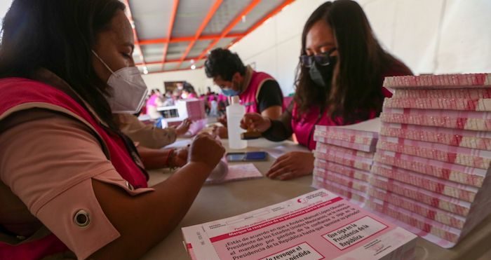 Las Papeletas Que Serán Utilizadas Para La Consulta De Revocación De Mandato El Próximo De Abril Llegaron Toluca Resguardadas Por La Guardia Nacional Foto Crisanta Espinosa Cuartoscuro