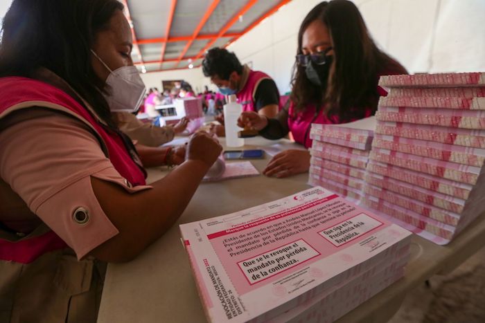 Las papeletas que serán utilizadas para la consulta de Revocación de Mandato el próximo 10 de abril llegaron Toluca resguardadas por la Guardia Nacional. Foto: Crisanta Espinosa, Cuartoscuro