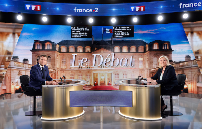 El Candidato De Centro Y Presidente Francés Emmanuel Macron Y La Contendiente De Extrema Derecha Marine Le Pen Posan Antes De Un Debate Televisado El Miércoles De Abril De En La Plaine saint denis En Las Afueras De París