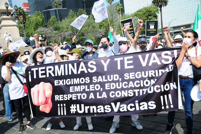 Esta mañana se llevó a cabo una manifestación en las inmediaciones del Ángel de la Independencia para protestar en contra de la Revocación de Mandato que se llevará a cabo el próximo 10 de abril.