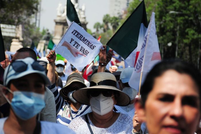 "¡Terminas y te vas!" es lo que el contingente gritaba durante su avance por las calles de la Ciudad de México.