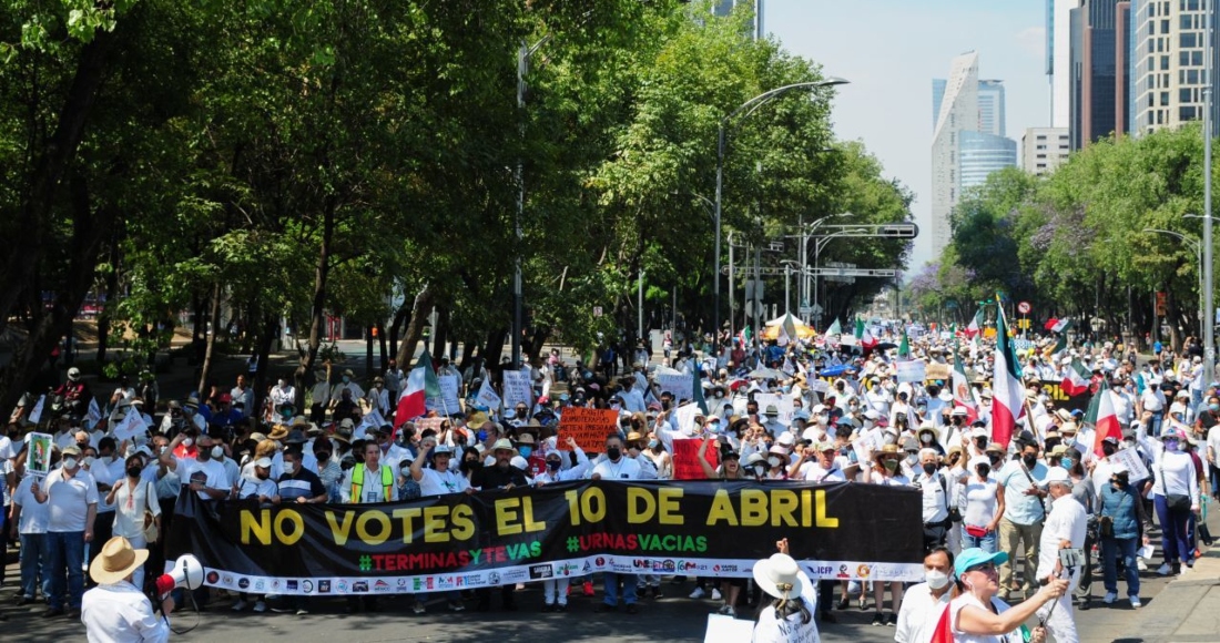 Cientos de personas protestando en contra de la Revocación de Mandato avanzaron por Paseo de la Reforma hasta llegar al Monumento a la Revolución.