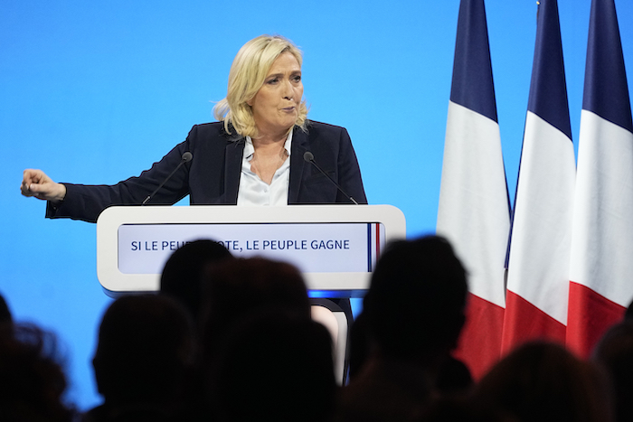 La candidata de la ultraderecha Marine Le Pen habla durante un acto de campaña en Aras, norte de Francia, jueves 21 de abril de 2022.