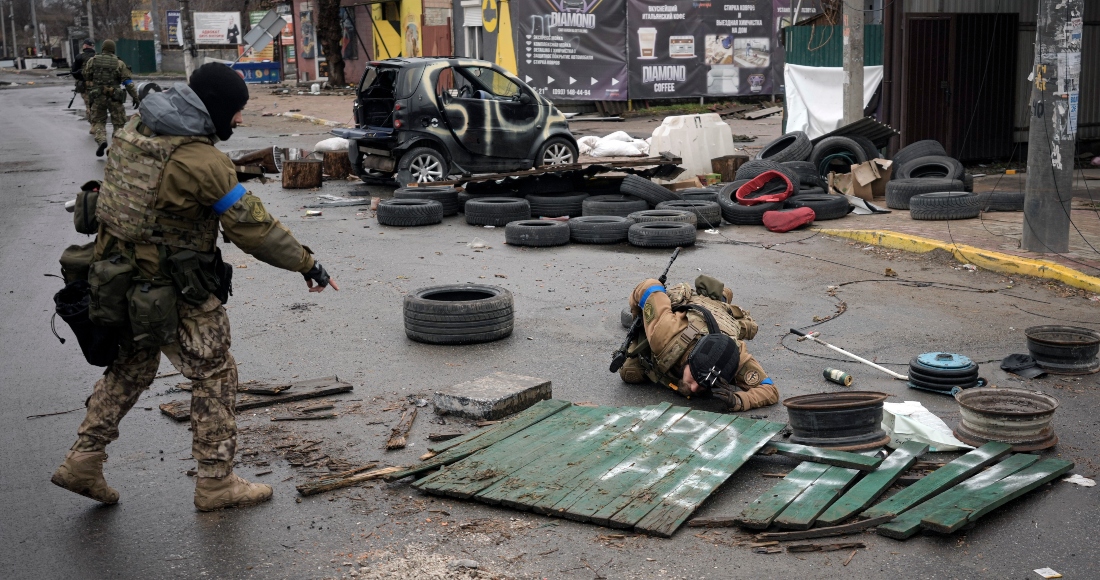 Militares rusos comprueban las calles por si hubiera trampas explosivas en Bucha, un suburbio de Kiev que estuvo ocupado por tropas rusas, el sábado 2 de abril de 2022.