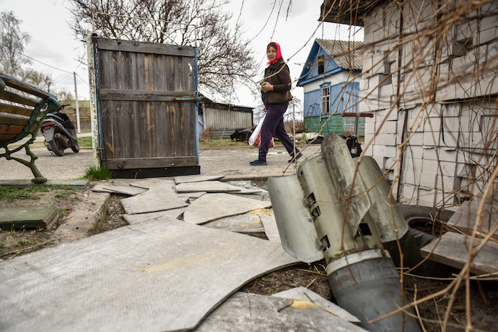 Una Mujer Camina Junto a Una Parte De Un Misil En El Patio De Una Casa Privada En La Aldea De Kukhari En La Zona De Kiev Ucrania