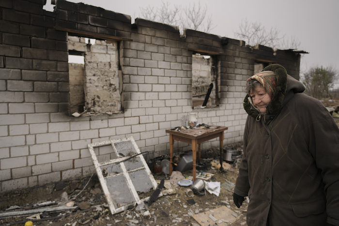 Una mujer camina el martes 5 de abril de 2022 junto a una casa destruida mientras su pueblo era ocupado por las tropas rusas en Andriivka, Ucrania. 