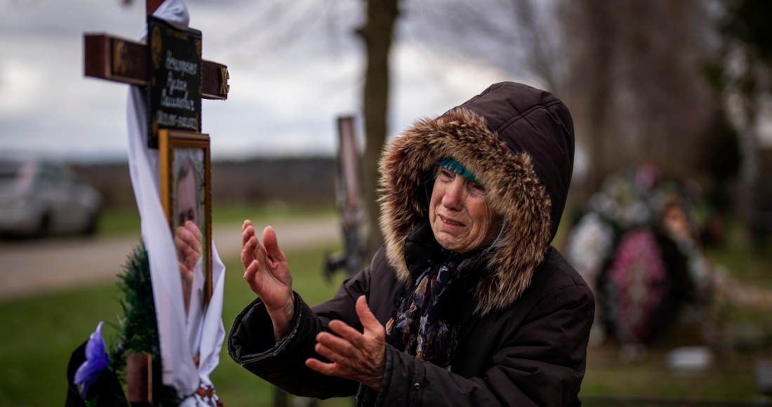 Valentyna Nechyporenko, de 77 años, llora en la tumba de su hijo de 47 años, Ruslan, en su funeral en el cementerio en Bucha, a las afueras de Kiev, el lunes 18 de abril de 2022. Ruslan murió el 17 de marzo a manos de tropas rusas cuando entregaba ayuda humanitaria a sus vecinos en las calles de Bucha, Ucrania.