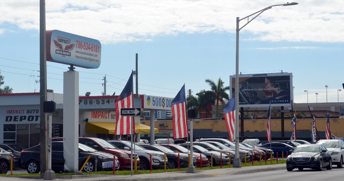 Fotografía de un negocio de venta de autos usados, en Miami, Florida. Precios exorbitantes y pocas opciones es el desalentador panorama que encaran los compradores de autos usados en Estados Unidos.