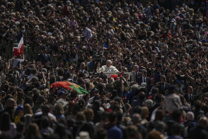 El Papa Francisco Avanza En Su Papamóvil a Través De Una Multitud De Fieles Al Final De La Misa Del Domingo De Resurrección Que Ofició El Domingo De Abril De En La Plaza De San Pedro En El Vaticano