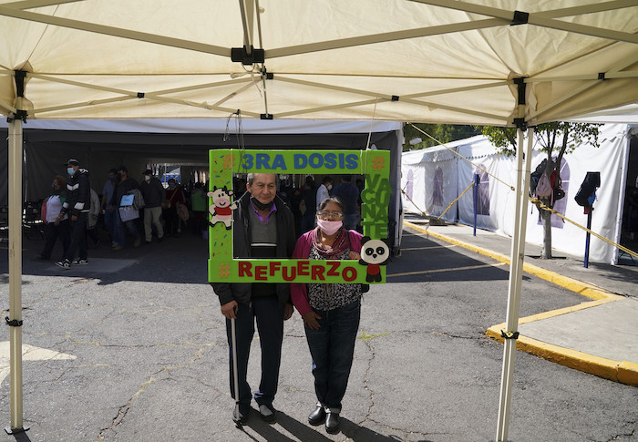 Una Pareja Posa Para Una Foto Sosteniendo Un Marco Con Un Mensaje Que Dice tercera Dosis Vacúnese Refuerzo Luego De Recibir Un Refuerzo De Astrazeneca Contra La Covid Durante Una Campaña De Vacunación Para Personas De Años Y Más En Ciudad De México El De Enero De