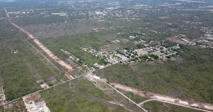 Alrededor de 20 empleados contratados por la empresa española Azvindi ferroviario realizan trabajos en las inmediaciones de la comisaría meridana de Tadzibichen y en la zona sur poniente de la reserva de Cuxtal, mismos que corresponden al Tramo Tres Calkiní-Izamal del proyecto del Tren Maya.