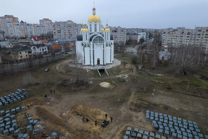 Periodistas junto a una fosa común en Bucha, en las afueras de Kiev, Ucrania, el martes 5 de abril de 2022.